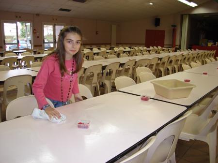 Camille nettoie les tables